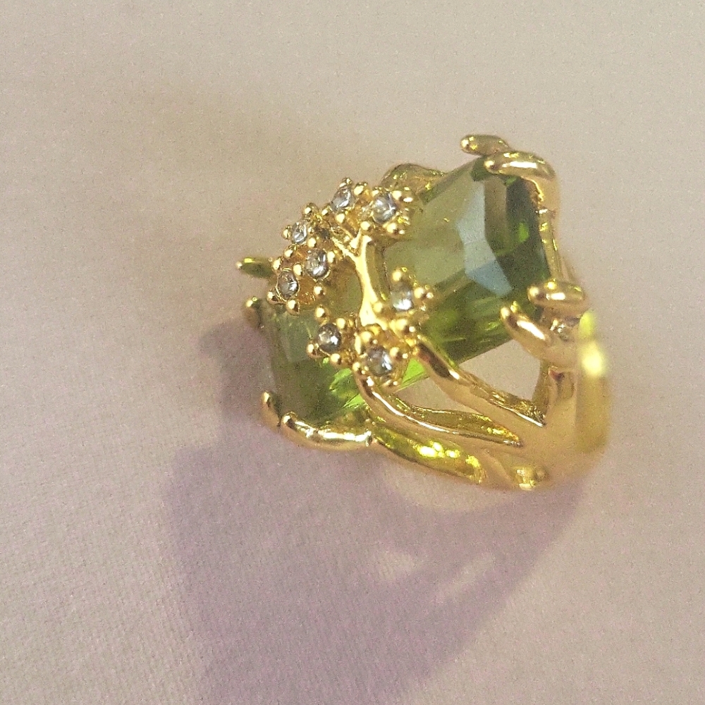 Elegant Gold tone and Green Gemstone Ring